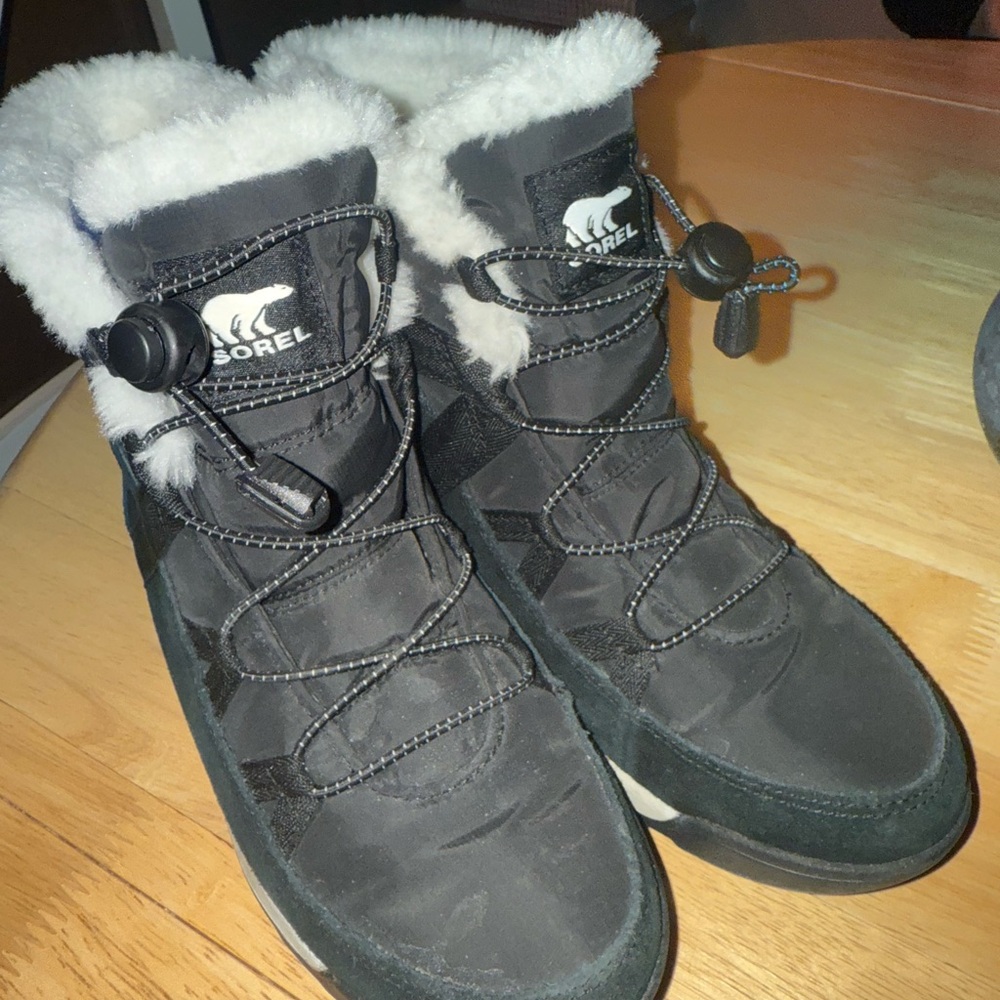 Sorel Whitney II Black Winter Boots - Women’s Size 7 - Weather-Resistant